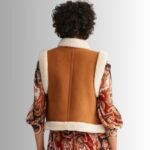 Leather vest with chic fur collar